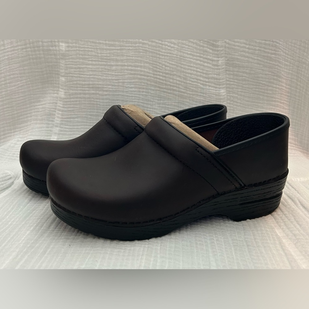 Brand New Women’s Dansko Professional Clogs in color Antique Brown/Blk